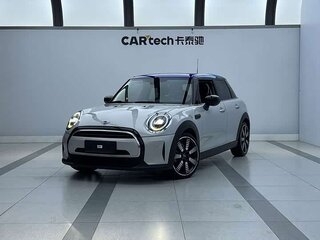 2023 Mini Hatch Cooper III (F55/F56) Рестайлинг 2, белый, 1850000 рублей, вид 1