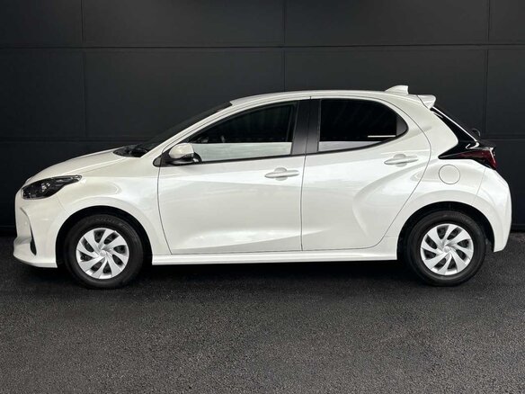 2023 Toyota Yaris IV, белый, 1052000 рублей - вид 3