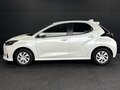 2023 Toyota Yaris IV, белый, 1052000 рублей - вид 3
