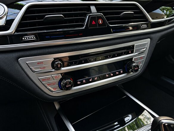 2020 BMW 7 серии 740d xDrive VI (G11/G12) Рестайлинг, серый, 7000000 рублей - вид 17