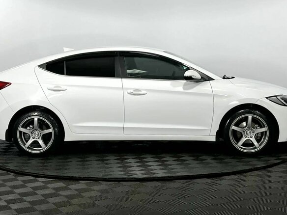2017 Hyundai Elantra VI (AD), белый, 1600000 рублей - вид 4