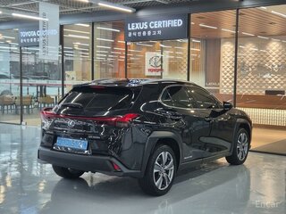 2022 Lexus UX 300e I, чёрный, 3200000 рублей, вид 2