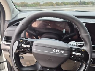2026 Kia Carnival IV Рестайлинг, белый, 6450224 рублей, вид 4