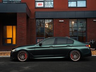 2020 BMW 5 серии M550i xDrive VII (G30/G31/G38) Рестайлинг, зелёный, 7400000 рублей, вид 4