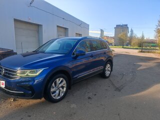 2021 Volkswagen Tiguan II Рестайлинг, синий, 3330000 рублей, вид 2