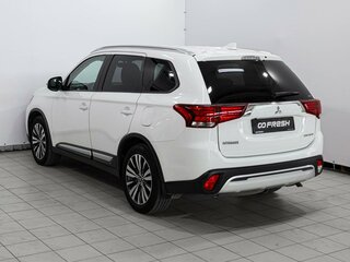 2019 Mitsubishi Outlander III Рестайлинг 3, белый, 1820000 рублей, вид 2