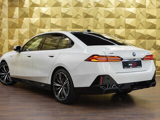 2024 BMW 5 серии 530i xDrive VIII (G60/G61/G68), белый, 7990000 рублей, вид 2