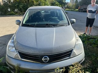 2013 Nissan Tiida I Рестайлинг, серебристый, 620000 рублей, вид 1