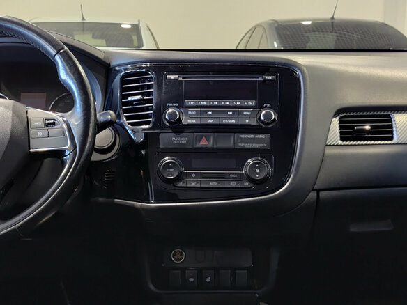 2017 Mitsubishi Outlander III Рестайлинг 2, белый, 1750000 рублей - вид 14