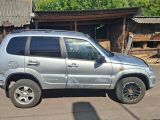 2010 Chevrolet Niva I Рестайлинг, серебристый, 170000 рублей, вид 4
