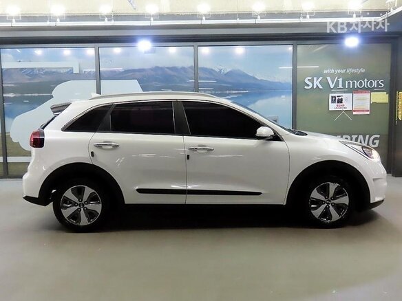 2017 Kia Niro Plug-in hybrid I, белый, 1111000 рублей - вид 2