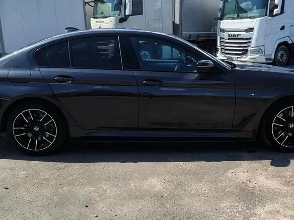 2019 BMW 5 серии 520d xDrive VII (G30/G31/G38), чёрный, 2650000 рублей - вид 2