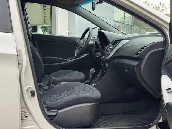 2015 Hyundai Solaris I Рестайлинг, бежевый, 900000 рублей - вид 8