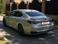 2021 Lexus ES 300h VII Рестайлинг, серый, 4150000 рублей - вид 2