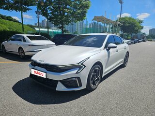 2023 Kia K5 LPi III Рестайлинг, белый, 2050000 рублей, вид 1