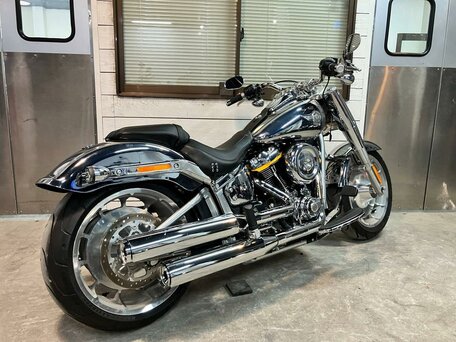 2025 Harley-Davidson Fat Boy, серебристый, 4899000 рублей, вид 4