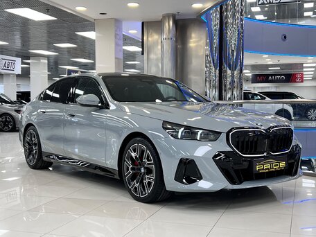 2025 BMW 5 серии 530i xDrive VIII (G60/G61/G68), серый, 9200000 рублей, вид 3
