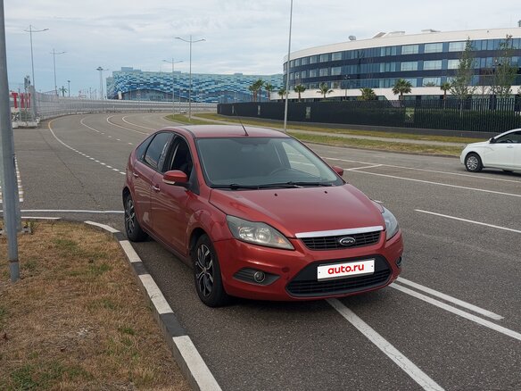 2010 Ford Focus II Рестайлинг, красный, 500000 рублей - вид 2