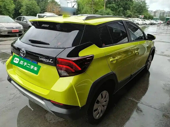 2022 Toyota Yaris IV, жёлтый, 1050099 рублей - вид 5