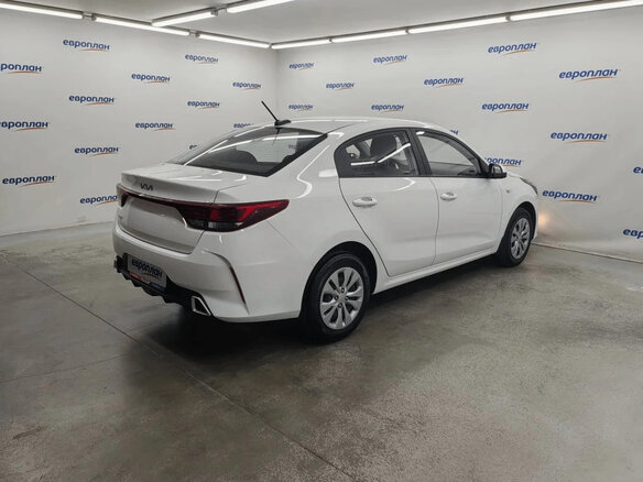 2021 Kia Rio IV Рестайлинг, белый, 1670000 рублей - вид 2