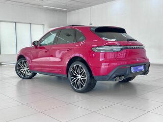 2022 Porsche Macan I Рестайлинг 2, красный, 6900000 рублей, вид 4