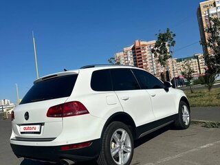 2010 Volkswagen Touareg II, белый, 2100000 рублей, вид 4