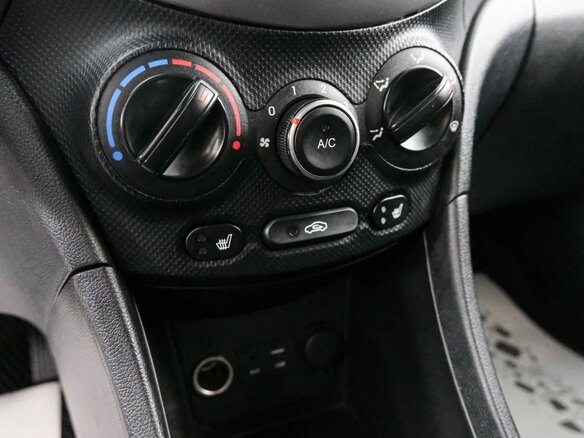 2014 Hyundai Solaris I Рестайлинг, серебристый, 1049000 рублей - вид 16