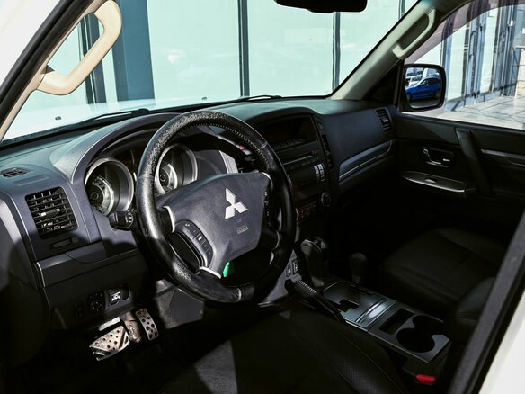 2014 Mitsubishi Pajero IV Рестайлинг 1, белый, 2075000 рублей - вид 14