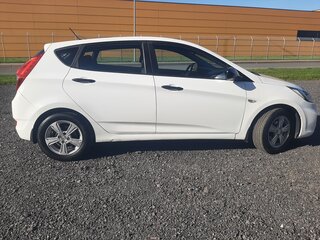 2013 Hyundai Solaris I, белый, 680000 рублей, вид 3