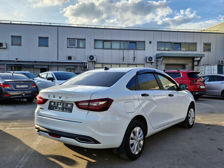 2024 Lada (ВАЗ) Vesta I Рестайлинг (NG), белый, 1099000 рублей, вид 3