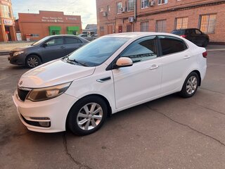 2017 Kia Rio III Рестайлинг, белый, 1200000 рублей, вид 1