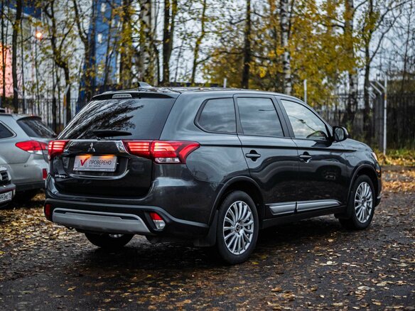 2021 Mitsubishi Outlander III Рестайлинг 3, серый, 2420000 рублей - вид 1