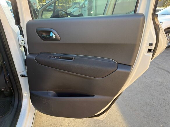2011 Peugeot 3008 I, белый, 480000 рублей - вид 11