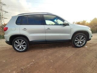 2013 Volkswagen Tiguan I Рестайлинг, серебристый, 1580000 рублей, вид 4