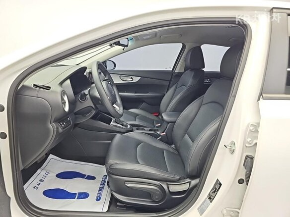 2023 Kia K3 II Рестайлинг, белый, 1650000 рублей - вид 8