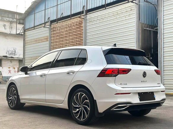 2023 Volkswagen Golf VIII, белый, 1830000 рублей - вид 4