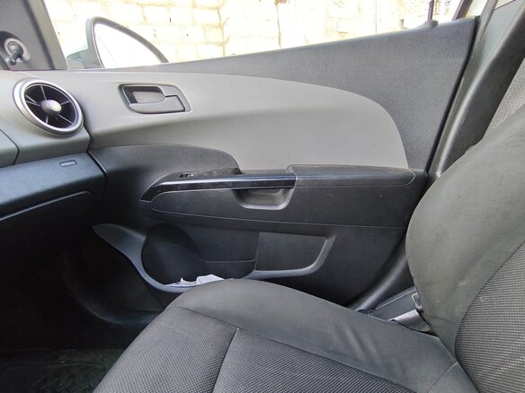 2013 Chevrolet Aveo II, белый, 540000 рублей - вид 9