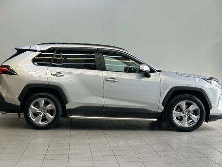 2020 Toyota RAV4 V (XA50), серебристый, 3150000 рублей, вид 3