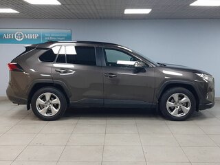 2020 Toyota RAV4 V (XA50), коричневый, 2999000 рублей, вид 4