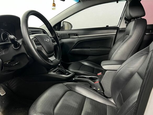 2017 Hyundai Elantra VI (AD), белый, 1600000 рублей - вид 9