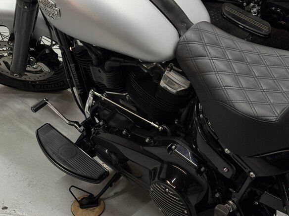2020 Harley-Davidson Softail Slim, серебристый, 1700000 рублей - вид 18
