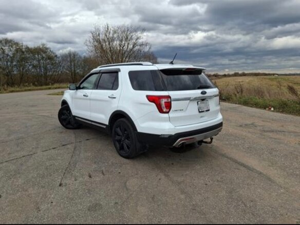 2016 Ford Explorer V Рестайлинг, белый, 3300000 рублей - вид 3