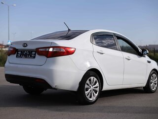 2013 Kia Rio 4-speed III, белый, 629790 рублей, вид 5