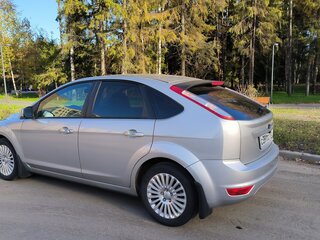 2010 Ford Focus II Рестайлинг, серебристый, 690000 рублей, вид 4