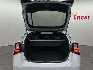 2022 Toyota Prius IV Рестайлинг (XW50), белый, 1757000 рублей, вид 5