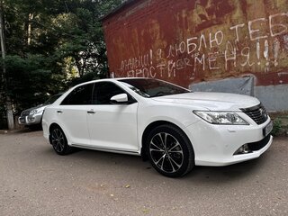 2013 Toyota Camry VII (XV50), белый, 1995000 рублей, вид 2