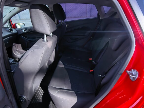 2017 Ford Fiesta Mk6 Рестайлинг, красный, 840000 рублей - вид 12