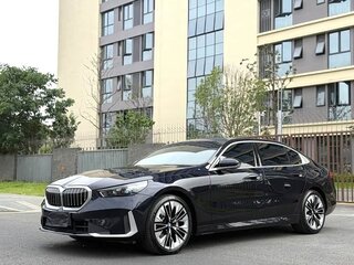 2025 BMW 5 серии Long 530Li xDrive VIII (G60/G61/G68), чёрный, 6949225 рублей, вид 3