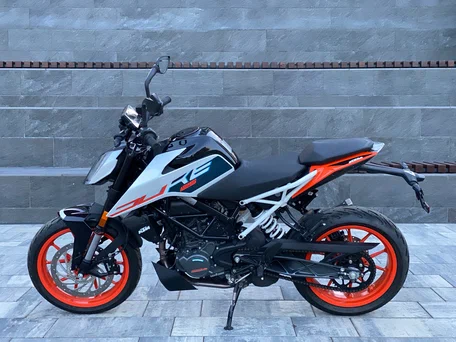 2023 KTM 125 Duke, белый, 650000 рублей, вид 1