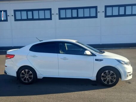 2017 Kia Rio III Рестайлинг, белый, 1200000 рублей, вид 5